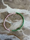 Annavii Ana Bracelet 1009 Green tofarvet perlearmbånd med grønne og lyserøde glasperler på elastiksnor