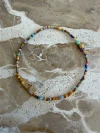 Annavii Ruby Bracelet 101 Multi håndlavet og flerfarvet elastikarmbånd med et legesygt mix af farverige glasperler