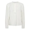 Hvid langærmet SenneCC Lace Blouse bluse med stolpelukning, knapper og fine blondedetaljer over skuldrene til kvinder fra Co'Cou