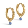 Enamel Copenhagen Belle Hoops Cornflower guldbelagte øreringe med blå emaljekugle