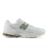 New Balance U1906980 tech-sneakers i hvid mesh med metalliske og rå sandfarvede Arid Stone detaljer på en chunky mellemsål